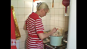 Maria Fist En Geeft Een Blowjob In De Keuken