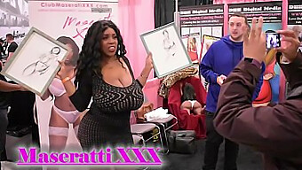 Duke'S Big Natural Tits On Display At Exxxotica Nj 2017