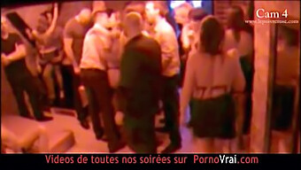 Un Couple Se Masturbe Pris En Caméra Cachée Dans Un Club Échangiste