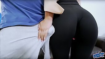 De Bolle Kont Van Een Latina Tiener In Leggings Is Een Lust Voor Het Oog.