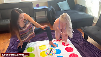 Heißes Twister-Spiel Führt Zu Lesbischer Action Mit Spielzeug