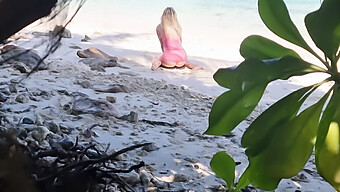 Voyeur Desnudo Amateur: Una Rubia Rubia Es Follada En La Playa