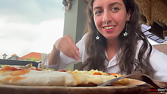 Brunette Schoonheid Geniet Van Klaarkomen In Het Openbaar Terwijl Ze Pizza Eet