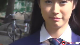 Tomomi Motozawa Em Uniforme Escolar Faz Um Boquete Para Sua Colega De Classe