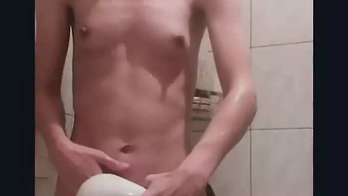 Chica De 18 Años Desnuda Disfruta De Una Ducha Y Un Orgasmo