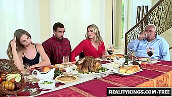 Wanita Dewasa Merayu Gadis-Gadis Muda Di Hari Thanksgiving - Cody Lewis Dan Cory Chase