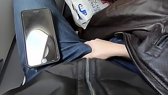 18+ Tenåring Får En Handjob Og Blowjob På En Airbus