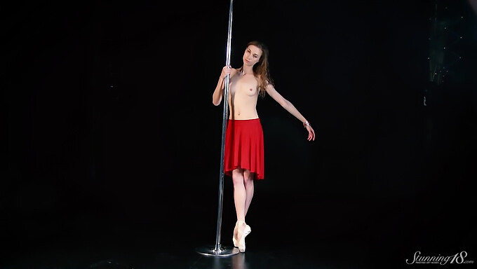 Söpö Ja Seksikäs Teini (18+) Suorittaa Aistillinen Pole Dance