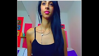 Muhteşem Webcam Modelinin Büyük Bir Dildo Ile Anal Oyunu