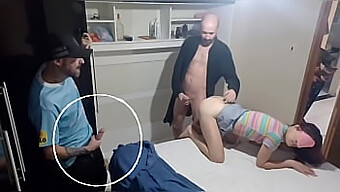 Esposa E Amigo Fazem Um Ménage À Trois Com O Corno De Olhos Vendados No Guarda-Roupa