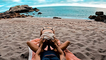 Europäische Teenagerin Genießt Großen Schwanz Von Hinten Am Strand