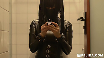 Fejira สวมชุดลาเท็กซ์และเพื่อนสาวหนังของเธอสํารวจ Bdsm