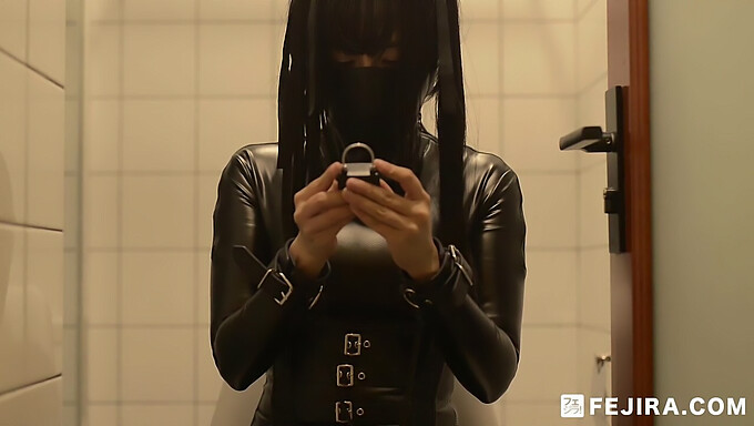 Latex Geklede Fejira En Haar Leren Vriendin Verkennen Bdsm