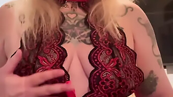 A Canadense Em Lingerie Vermelha Se Masturba Com Um Dildo