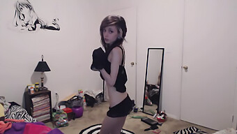 Tiener (18+) Bruine Meid Strip Tease