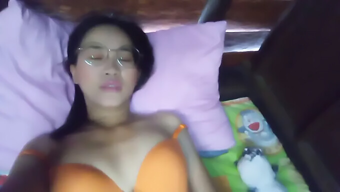 Cô Gái Á Đông Tuổi Teen (18+) Được Bú Cu Lông Rậm