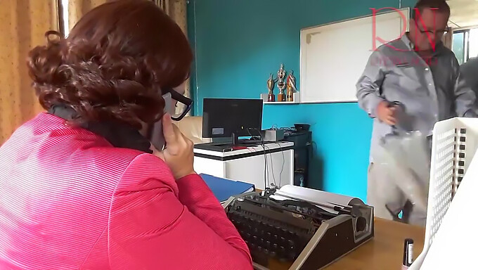 Een Naakte Secretaresse Wordt Gedomineerd Door Haar Baas In Deze Zelfgemaakte Video.