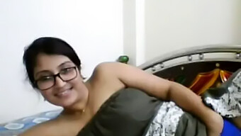 Mira Las Hermosas Curvas De Julie Bhabhi En Acción En La Webcam