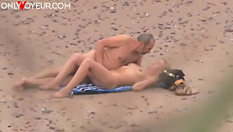 Une Caméra Cachée Capture Un Couple Faisant L'Amour Sur La Plage