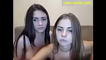 Remaja Rusia Menjelajahi Fantasi Lesbian Mereka Dalam Hd