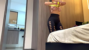 Een Latina Fitnessmodel Pronkt Met Haar Grote Kont En Natuurlijke Tieten In Deze Amateurvideo.