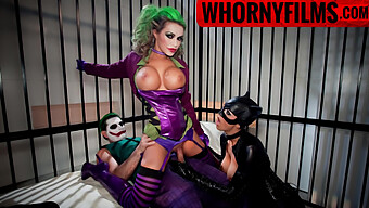 Assista Enquanto Coringa E Mulher Gato Se Envolvem Em Um Trio Quente De Cosplay Com Garganta Profunda E Sexo Oral