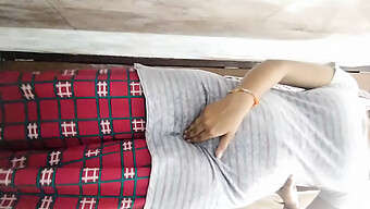 Linda Chica India Disfruta De Un Baño En Solitario En Este Video Casero