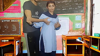 Primera Vez Follando Con Una Colegiala India Con Su Profesor Y Compañero De Clase En La Habitación Del Dormitorio.