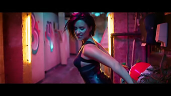 Uitați-Vă La Cel Mai Vizionat Videoclip Demi Lovato Cu Scene Transparente