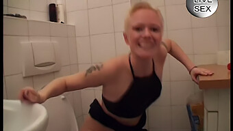 Busty Blonde Lesbiske Nyter Anal Og Muntlig Nytelse