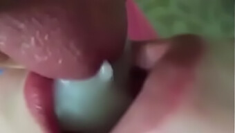 Oral Cumshot For En Rødhåret: En Svelgende Show