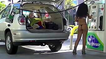 La Esposa Nikki Brazil Muestra Su Culo Perfecto En Una Gasolinera Pública