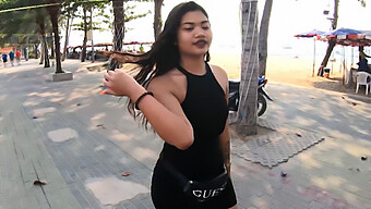 Une Adolescente Thaïlandaise Aux Gros Seins Prend Une Grosse Bite Dans Une Vidéo Maison