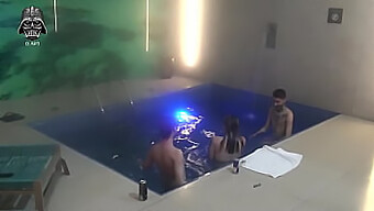 Morena Tatuada E Magra Fica Safada Em Um Encontro De Piscina A Três