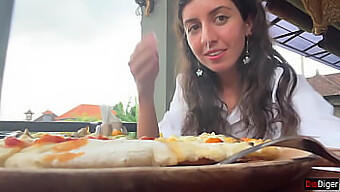 Dívka Si Užívá Pizzu A Sperma V Veřejné Kavárně