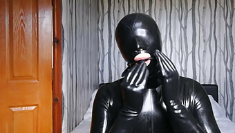 Fetischvergnügen Mit Verbundener Latexbondage