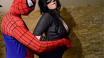 Piersiata Catwoman Cieszy Się Pozycją Kowbojską Z Spidermanem, Który Bierze Ją Od Niej.