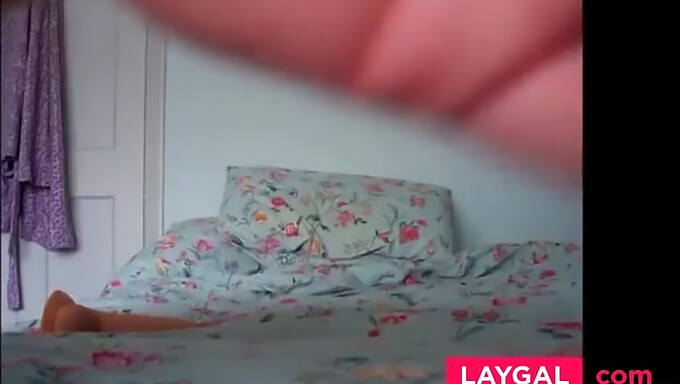 Amateur Sletje Geniet Van Een Dildo In Deze Hd Video