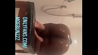 Moe Bunzzz Profite D'Un Massage Sensuel Sous La Douche Avec Son Gros Cul