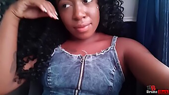 Latina Negra Se Masturba Em Um Ônibus