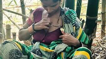 18+ Tonårsamatör Indian Bhabhi Blir Fingrad Av Främling I Skogen