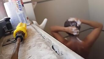 Hermanastra De 18 Años En Acción En El Baño