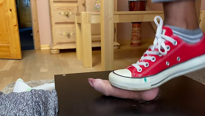 Tyske Piger Forkæler Sig Med Boldknusning Og Trampling Med Converse Chuck Sneakers