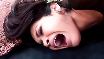 Tätowierte Pornodarstellerin Gibt Einen Blowjob Und Bekommt Eine Gesichtsbehandlung In Hd