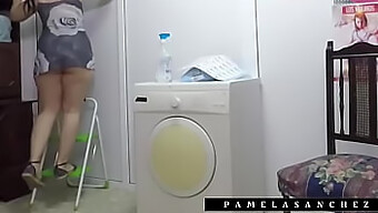 Milf-Ul Cu Sânii Mari Își Linge Și Își Fute Fundul