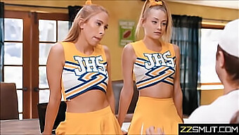 Cheerleader Universitaria E Allenatore Si Impegnano In Un Incontro Anale Bollente