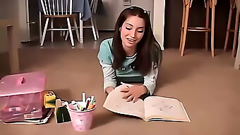 Chloe Excitée Joue Avec Des Crayons Et Prend Son Pied