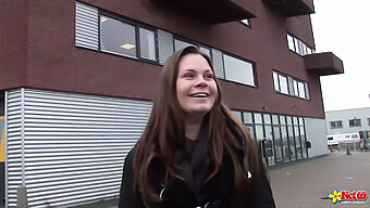 Oral Og 69: Brunette Babe Gir En Blowjob Og Tar En Cumshot