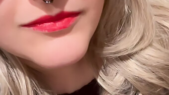 Chica Se Corre En Su Piercing En El Baño Público