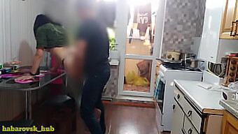 Marido Y Esposa Comparten Una Ducha Caliente Antes De Un Trío